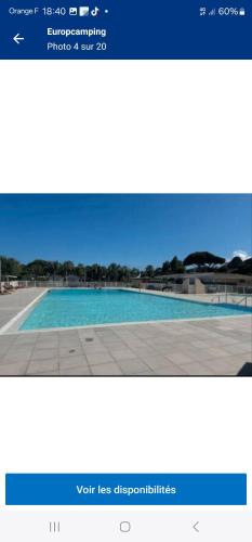 une capture d'écran d'un site web avec une piscine dans l'établissement Mobil Home piscine, proche plages, à Fréjus