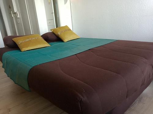 un grand lit avec deux oreillers dessus dans l'établissement Vue imprenable Bassin d'Arcachon, à Arcachon