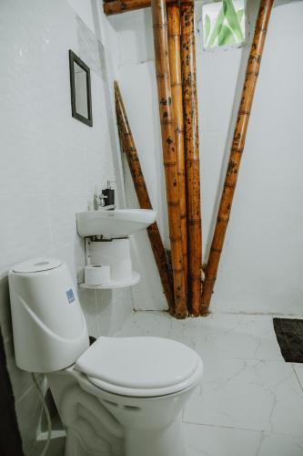 a bathroom with a toilet and a sink at Kasakolà in Palomino