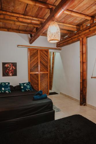 a living room with a black couch and a chandelier at Kasakolà in Palomino