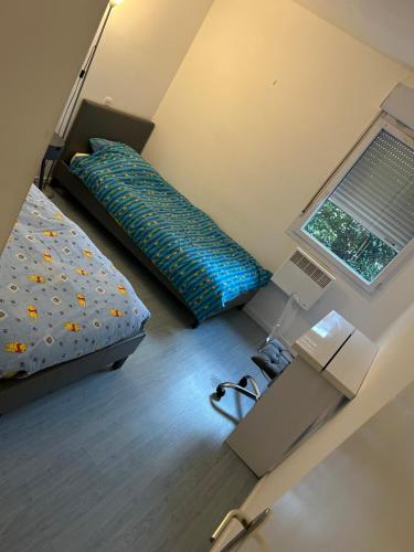 an overhead view of a bedroom with a bed and a laptop at Appartement deux chambres jardin parking in Portet-sur-Garonne