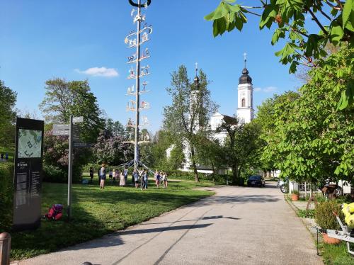 Taman di luar Ferienwohnung KIostermühle Irsee - Parkplätze, Spielplatz, Biergarten, Badesee, E-Auto Ladepunkt