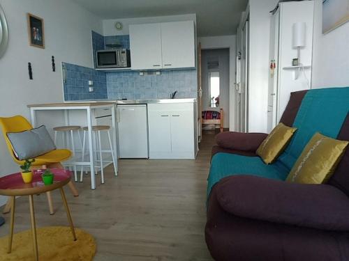 un salon avec un canapé et une cuisine dans l'établissement Vue imprenable Bassin d'Arcachon, à Arcachon