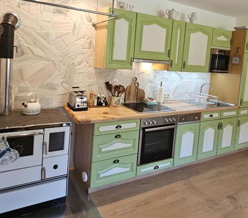 Una cocina o cocineta en Mauthnerhube Übernachten mit Whirlpool und Sauna