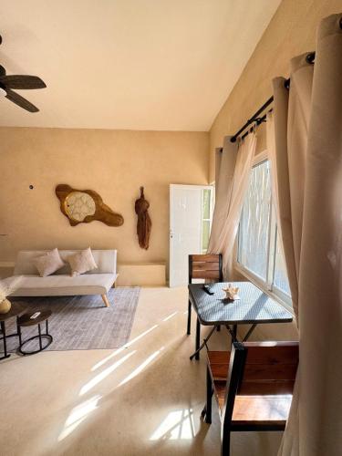 イスラ・ムヘーレスにあるCasa rocaのソファとテーブルのあるリビングルーム