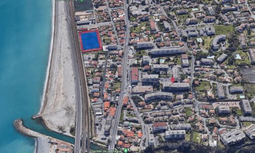 une vue sur une ville avec une route et des bâtiments dans l'établissement Charmant studio avec jardin, à Antibes