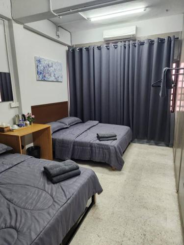 En eller flere senge i et værelse på Payang Guest House