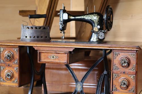 an old sewing machine sitting on top of a desk at Portes du Soleil - Zabljak in Žabljak