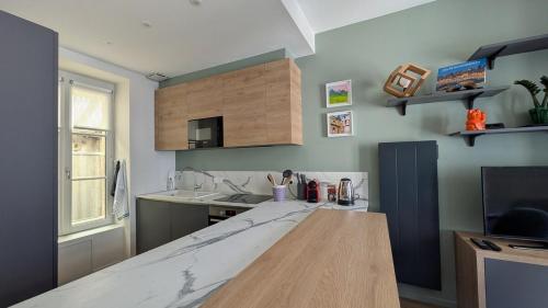 une cuisine avec un comptoir en marbre dans une pièce dans l'établissement Chic et cozy duplex dans le centre ville de Vannes, à Vannes