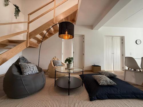 ein Wohnzimmer mit Sofa und Tisch in der Unterkunft Villa Ribeirinho Stays - 4 Bedrooms in Porto