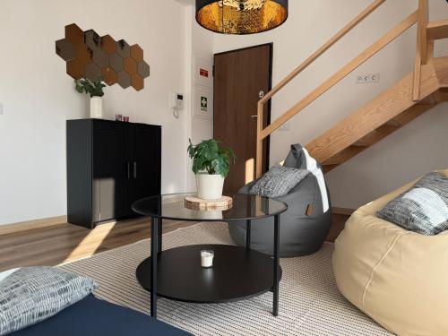 ein Wohnzimmer mit einem Couchtisch und einer Couch in der Unterkunft Villa Ribeirinho Stays - 4 Bedrooms in Porto