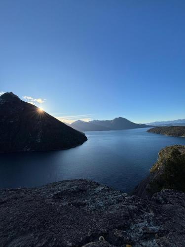 vue d'un lac avec le soleil se couchant sur une montagne dans l'établissement Baritur, à San Carlos de Bariloche