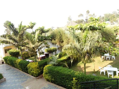 Jardín al aire libre en Biyem Hotel