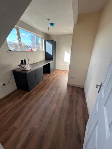 Una cocina o cocineta en Large Home in South Dublin