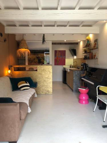 ViensにあるLuberon Provence Swimming pool Terrace View for 2のソファとキッチンのあるリビングルーム