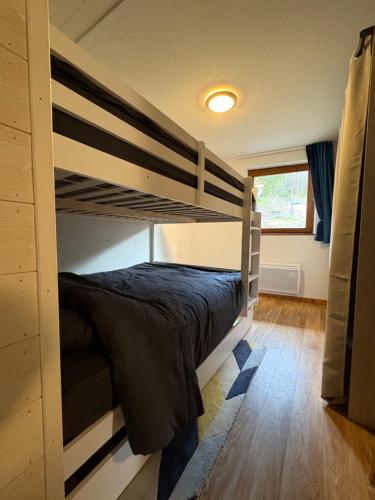 une chambre avec deux lits superposés dans une pièce dans l'établissement Appartement Chamrousse, à Chamrousse
