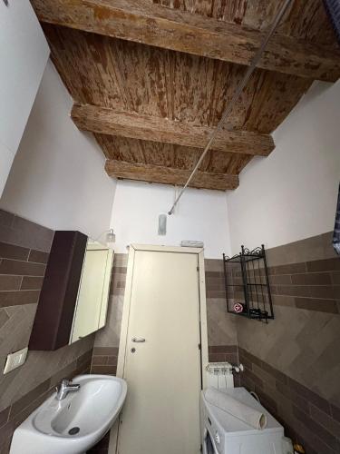 a bathroom with a sink and a toilet at Casa accogliente sul naviglio in Milan