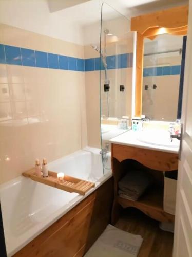 une salle de bain avec une baignoire, un lavabo et une douche dans l'établissement Appartement Chamrousse, à Chamrousse