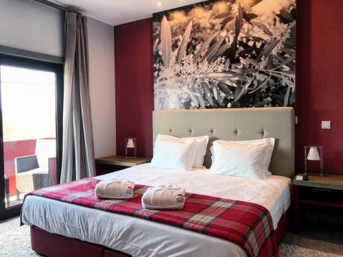 a bedroom with a bed with two towels on it at Hotel Rural da Catraia in Chão Redondo