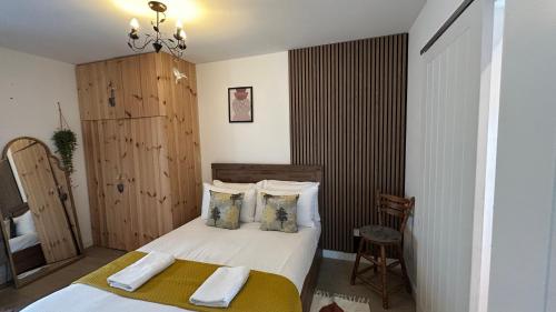 Postel nebo postele na pokoji v ubytování Cosy, central with parking - The Cornish Casa