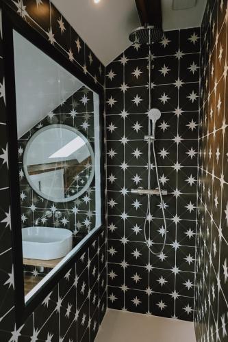 - une salle de bains avec des étoiles noires et blanches sur le mur dans l'établissement Suite Léon - 2 pers, à Charleville-Mézières