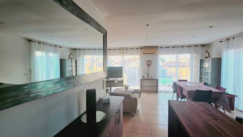 Photo de la galerie de l'établissement Zen chez Delphine 6 personnes Piscine Wifi terrain de pétanque, à Frontignan