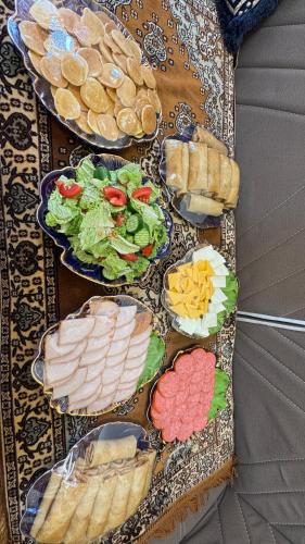 Makanan di atau berdekatan rumah tamu ini