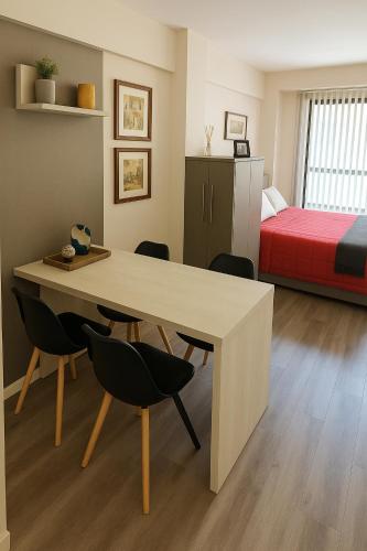 ein Zimmer mit Tisch, Stühlen und einem Bett in der Unterkunft Baritur in San Carlos de Bariloche