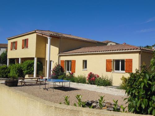 une maison avec une table devant elle dans l'établissement Simons Vacances, à Hérépian