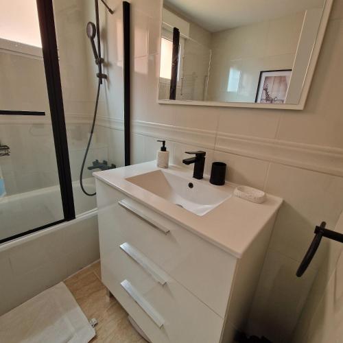 Moderno y renovado apartamento en urbanización Playa Castillo, Denia