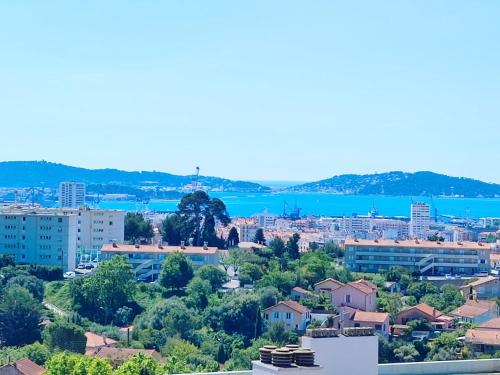 une vue d'une ville et d'un plan d'eau dans l'établissement Charmant appartement T3 avec Vue dominante, à Toulon