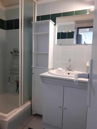 une salle de bain blanche avec un lavabo et une douche dans l'établissement ipanema 006 le Capanna, au Cap d'Agde