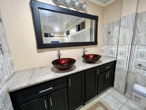 ジョージタウンにあるStephens Ventures,9 mins from National Stadium, New home with Jacuzziの洗面台が2つと鏡があるバスルーム
