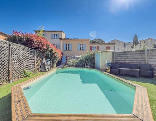 une piscine dans l'arrière-cour d'une maison dans l'établissement Nouveauté, maison avec piscine, à Collobrières