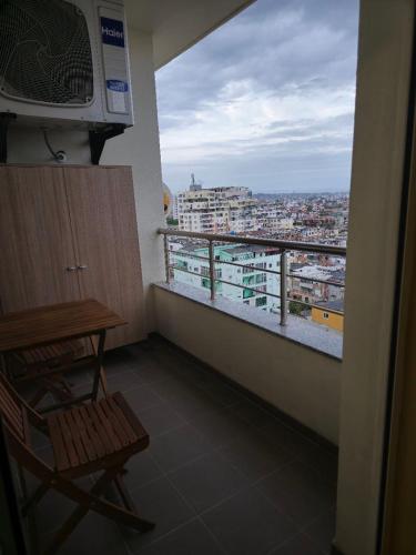 pokój z balkonem z widokiem na miasto w obiekcie Durres Apartment w Durrës
