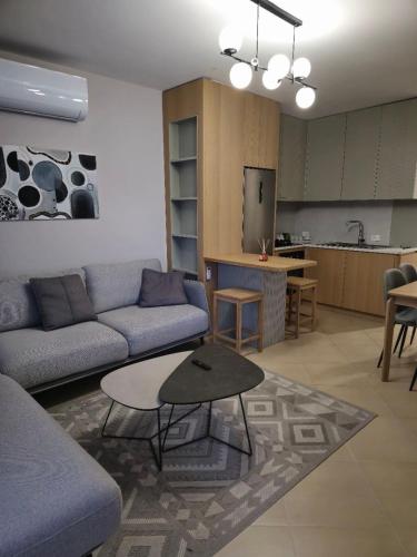 salon z kanapą i stołem w obiekcie Durres Apartment w Durrës