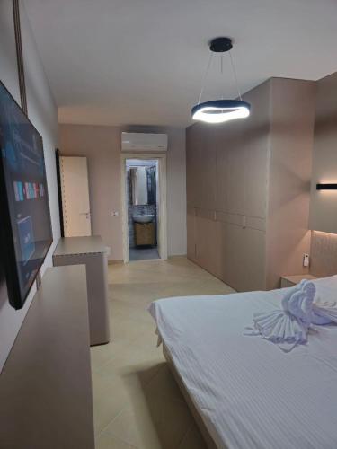 pokój z łóżkiem i pokój z kuchnią w obiekcie Durres Apartment w Durrës