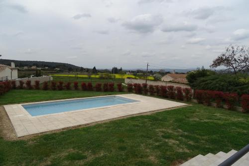 Bazén v ubytování Villa familiale avec piscine, jardin à 10 mn d'Uzès nebo v jeho okolí