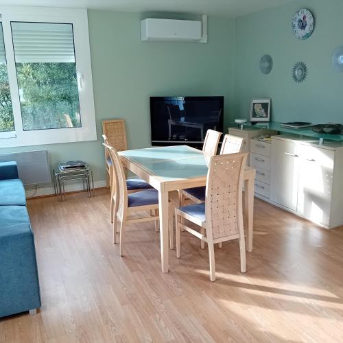 une salle à manger avec une table et des chaises dans l'établissement Montcuq, maison avec vue sur la Tour, classé 3***, à Montcuq