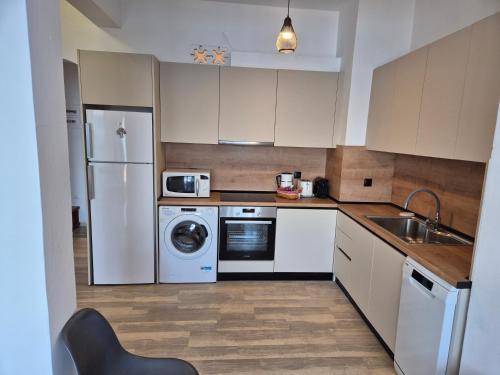 Kuchyň nebo kuchyňský kout v ubytování Anastasia Beach House Haraki