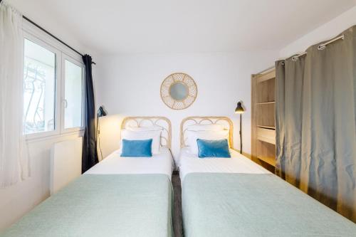 deux lits jumeaux dans une chambre avec fenêtre dans l'établissement LA PERLE Bellavista, à Menton