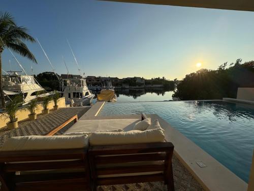 - une piscine avec un bateau dans l'eau dans l'établissement Azure Caribbean Green Spirit, à Puerto Aventuras