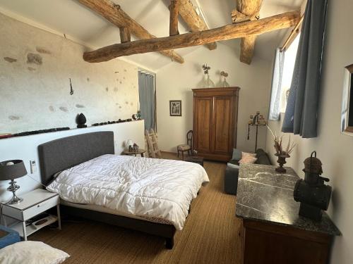 une chambre avec un lit, une chaise et une table dans l'établissement SouthCorner - Le Coin du Sud, à Malaucène