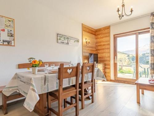 une cuisine et une salle à manger avec une table et des chaises dans l'établissement Appartement confortable 6 pers avec terrasse et internet à Aussois - FR-1-508B-5, à Aussois