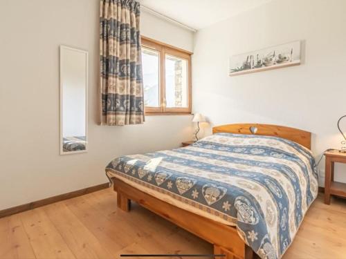 une chambre avec un lit et une fenêtre dans l'établissement Appartement confortable 6 pers avec terrasse et internet à Aussois - FR-1-508B-5, à Aussois