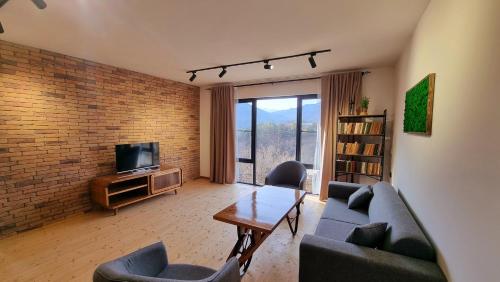 Телевізор і / або розважальний центр в Apart hotel In DIlijan , Designed by Khi
