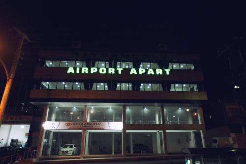 トラブゾンにあるBayramoglu Airport Apartの空港係を読み取る看板のある建物