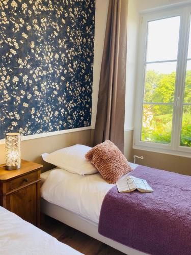 une chambre avec un lit et une fenêtre dans l'établissement CH2 - MANOIR DU MOULINIER - Campagne - Calme - Petit-déjeûner inclus - Table d'hôte sur réservation - Parking gratuit, à La Limouzinière