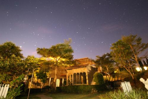an old house at night with the stars at La Toscana in Suan Phung