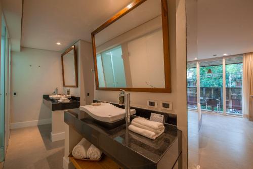Bilik mandi di Hotel Spa Nau Royal